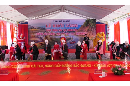 Các đồng chí lãnh đạo tỉnh Hà Giang động thổ khởi công công trình cải tạo, nâng cấp đường Bắc Quang-Xín Mần (giai đoạn 1).