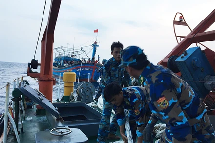 Tàu của Bộ đội Biên phòng Nghệ An chuẩn bị kéo tàu cá bị nạn vào bờ. (Ảnh minh họa)
