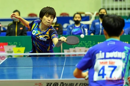 Trận đấu giữa Nguyễn Khoa Diệu Khánh (bên trái) thắng 3-0 trước Bùi Ngọc Lan của Long Hải-Hải Dương, góp phần bảo vệ ngôi vô địch đồng đội nữ cho đội TP Hồ Chí Minh. Ảnh: ĐĂNG ANH 