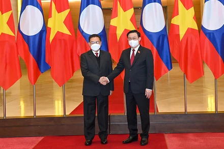 Chủ tịch Quốc hội Vương Đình Huệ và Chủ tịch Quốc hội Lào Saysomphone Phomvihane tại lễ đón. (Ảnh: Duy Linh)