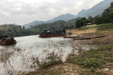 Khu vực tàu hút, xả cát.