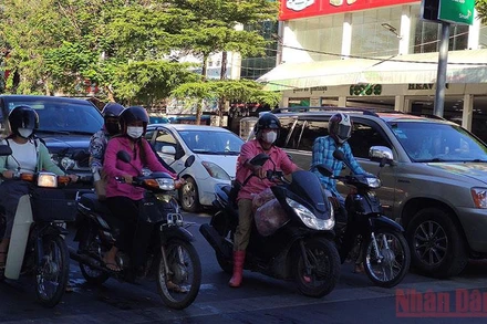 Người dân Phnom Penh đeo khẩu trang khi tham gia giao thông, sáng 15/12/2021. (Ảnh: Nguyễn Hiệp)