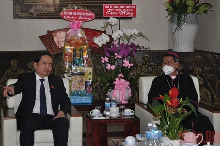 Phó Chủ tịch Thường trực Quốc hội Trần Thanh Mẫn trao hoa chúc mừng Giám mục Nguyễn Văn Khảm, Giám mục Giáo phận Mỹ Tho, Tổng thư ký Hội đồng Giám mục Việt Nam.