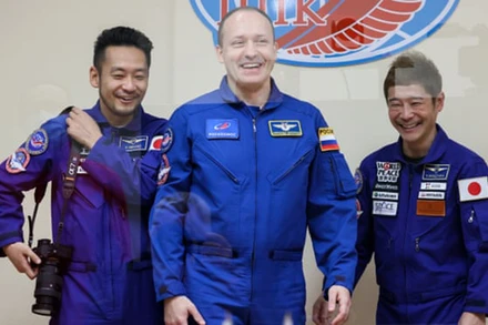 Nhà du hành Alexander Misurkin (giữa), tỷ phú Yusaku Maezawa (phải) và trợ lý Yozo Hirano (trái). (Ảnh: TTXVN)