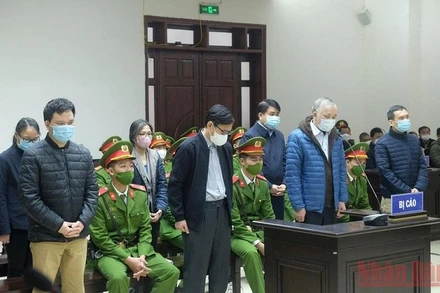 Các bị cáo nghe tuyên án.