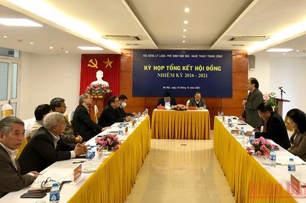 Các đại biểu sổi nổi đóng góp ý kiến tại buổi tổng kết của Hội đồng.