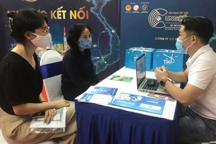 Các doanh nghiệp phân phối và nhà sản xuất bàn bạc, thảo luận hướng hợp tác tại khu vực kết nối.