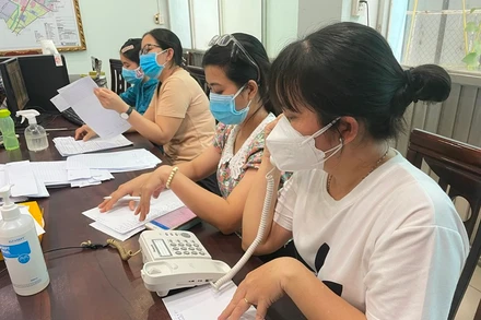 Nhân viên tư vấn tại Sở Chỉ huy phòng, chống dịch Covid-19 gọi điện tư vấn, thăm hỏi các ca F0 điều trị tại nhà.