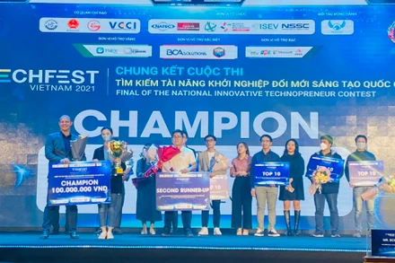 Đội Otrafy Inc giành giải Quán quân TECHFEST 2021. 