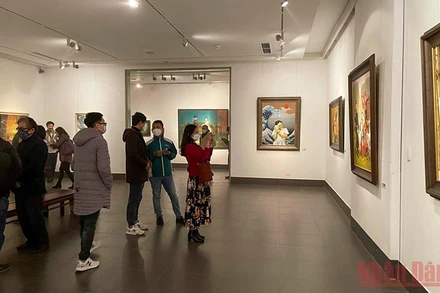 Khách tham quan triển lãm “Nhóm Hiện Thực+” tại Bảo tàng Mỹ thuật Việt Nam.