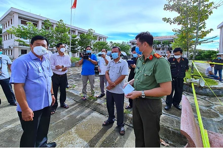 Lãnh đạo tỉnh Cà Mau kiểm tra các công đoạn cần thiết sau cùng trước khi nhận bệnh nhân tại Bệnh viện dã chiến số 8.