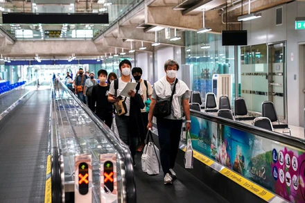 Du khách nước ngoài nhập cảnh vào Thái Lan tại sân bay Suvarnabhumi. (Ảnh: Reuters)