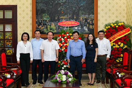 Phó Tổng Biên tập Quế Đình Nguyên tiếp đoàn đại biểu Mặt trận Tổ quốc Việt Nam do đồng chí Lê Tiến Châu dẫn đầu. (Ảnh: THỦY NGUYÊN)