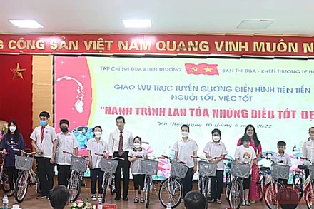 Đại diện Hội Chữ thập đỏ quận Cầu Giấy và Tạp chí Thi đua khen thưởng trao tặng 10 chiếc xe đạp tới các học sinh có hoàn cảnh khó khăn.