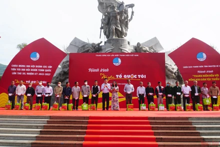 Trao tặng túi quà an sinh cho người dân có hoàn cảnh khó khăn. 