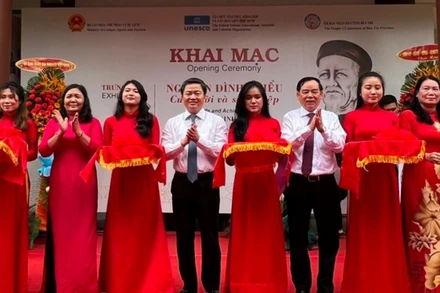 Lãnh đạo tỉnh Bến Tre cắt băng khai mạc triển lãm.