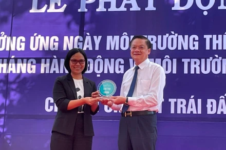 Bà Trần Thị Hải, Giám đốc Chương trình Phát triển Bền vững của WWF-Việt Nam trao kỷ niệm chương của chương trình Thành phố Xanh quốc tế cho lãnh đạo Cần Thơ.