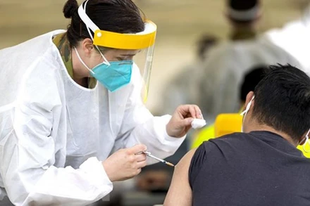 Một điểm tiêm vaccine ngừa Covid-19 tại Dubbo, Australia. (Ảnh: AFP/TTXVN)