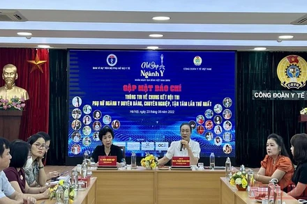 PGS.TS Phạm Thanh Bình - Chủ tịch Công đoàn Y tế Việt Nam và Trưởng ban giám khảo, TS Thẩm Hoàng Điệp, tại họp báo. 