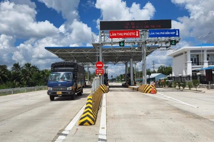 Trạm thu phí Cai Lậy đặt trên tuyến nối cao tốc và Quốc lộ 1, gồm 4 làn (mỗi hướng xe chạy 2 làn), đầu tư hệ thống ETC cả 4 làn.