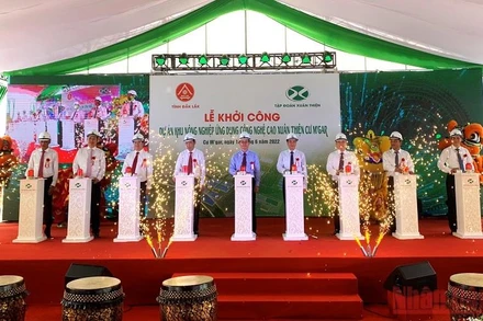 Các đại biểu nhấn nút khởi công Dự án.