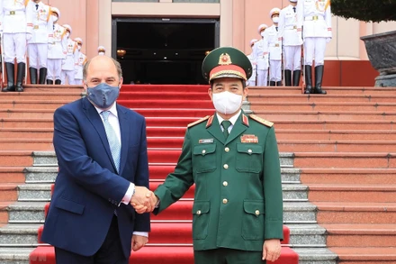 Bộ trưởng Quốc phòng Phan Văn Giang đón Bộ trưởng Quốc phòng Liên hiệp Vương quốc Anh và Bắc Ireland Robert Ben Lobban Wallace, ngày 22/7/2021. (Ảnh: Trọng Đức/TTXVN)