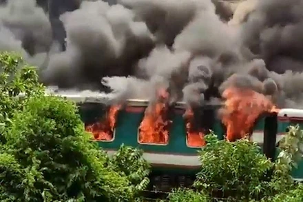 Đám cháy thiêu rụi 2 toa tàu nhanh Parabat Express. (Ảnh: bdnews24.com)