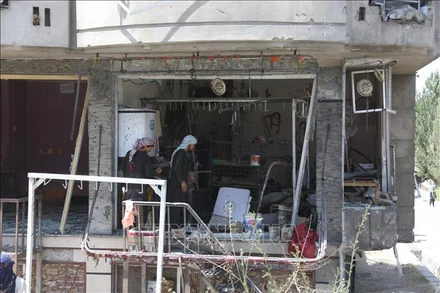 Lực lượng chức năng làm nhiệm vụ tại hiện trường vụ tấn công nhằm vào khu đền của người Sikh-Hindu giáo ở Tây Bắc thủ đô Kabul (Afghanistan), ngày 18/6/2022. Ảnh: THX/TTXVN