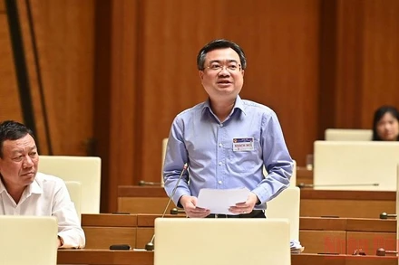 Bộ trưởng Xây dựng Nguyễn Thanh Nghị làm rõ một số ý kiến đại biểu Quốc hội nêu trong phiên chất vấn chiều 8/6. (Ảnh: LINH KHOA)