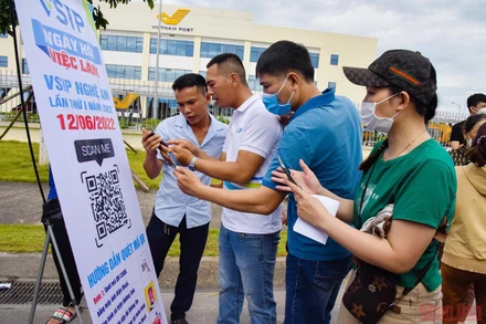 Người lao động có thể quét mã QR để cập nhật thông tin tuyển dụng. (Ảnh: Thanh Lê)