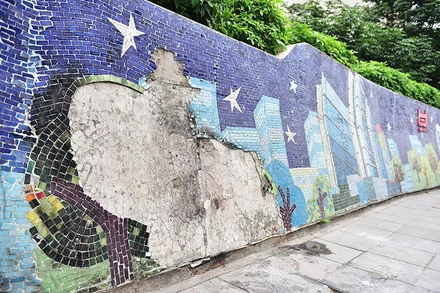 Nhiều đoạn của Con đường gốm sứ nhếch nhác, bẩn thỉu.