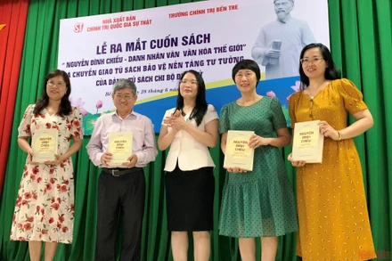 Ra mắt cuốn sách “Nguyễn Đình Chiểu-Danh nhân văn hóa thế giới”.