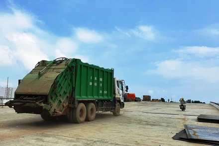 Vận chuyển rác thải vào bãi rác. (Ảnh: QUỲNH ANH)