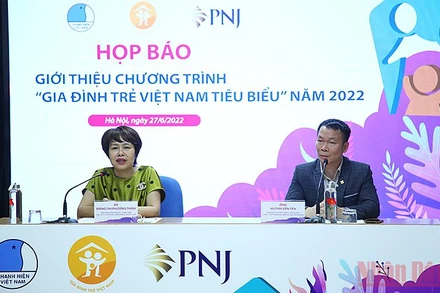 Bà Đặng Thị Phương Thảo, Phó Tổng Biên tập Báo Thanh Niên, Phó Chủ tịch Hội Liên hiệp Thanh niên Việt Nam, cung cấp thông tin về chương trình “Gia đình trẻ Việt Nam tiêu biểu” năm 2022. 