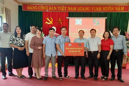 Trao biểu trưng hỗ trợ làm nhà “Đại đoàn kết” cho người nghèo tại xã Tà Si Láng (huyện Trạm Tấu).