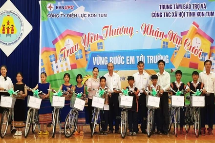 Trao xe đạp cho các cháu mồ côi, khuyết tật.