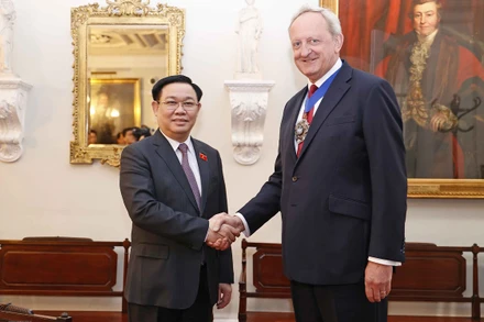 Quyền Thị trưởng khu Tài chính London Sir Peter Estli đón Chủ tịch Quốc hội Vương Đình Huệ. (Ảnh: TTXVN)