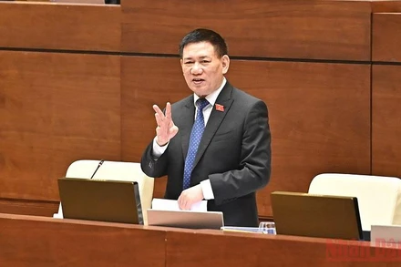 Bộ trưởng Tài chính Hồ Đức Phớc phát biểu trong phiên chất vấn và trả lời chất vấn sáng 8/6. (Ảnh: KHOA NGUYÊN)