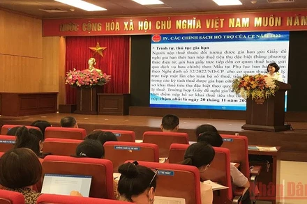 Đại diện Cục thuế giới thiệu chính sách mới về thuế. (Ảnh: Ngọc Anh)