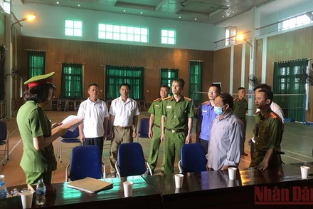 Lực lượng chức năng đọc lệnh khám xét nơi ở của các đối tượng.