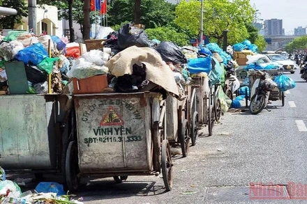 Rác thải ùn ứ tại nhiều tuyến phố trung tâm Thủ đô. 