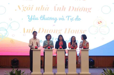 Đại biểu bấm nút khởi động Ngôi nhà Ánh dương Đà Nẵng.
