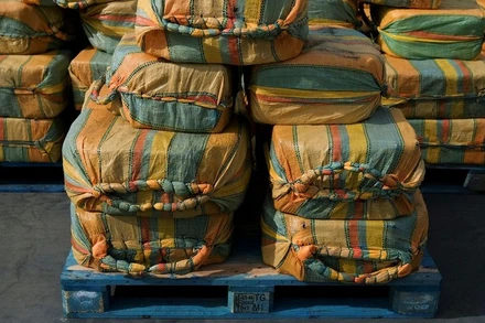 Các bao tải chứa 5,2 tấn cocaine bị cảnh sát Bồ Đào Nha và Tây Ban Nha phát hiện, thu giữ ở Almada, Bồ Đào Nha, ngày 18 /10/2021. (Ảnh: REUTERS)