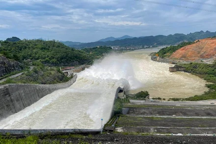 Nhà máy thủy điện Hòa Bình lúc đang mở 5 cửa xả lũ.