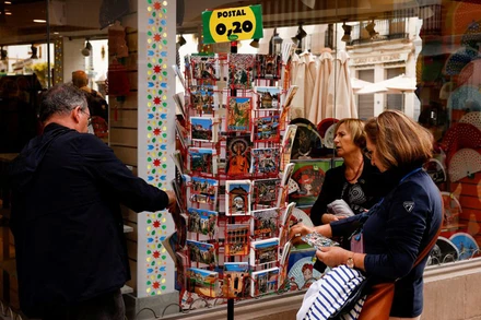 Du khách tại một cửa hàng lưu niệm tại Ronda, Tây Ban Nha hồi tháng 4 năm nay (Ảnh: REUTERS)