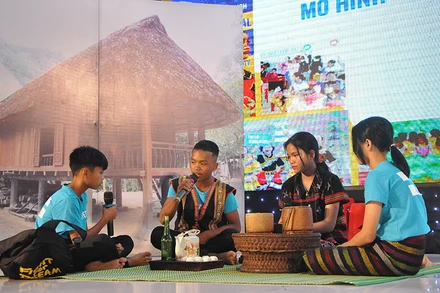Học sinh Trường tiểu học và trung học cơ sở A Túc, huyện Hướng Hóa, Quảng Trị diễn tiểu phẩm (Ảnh: Plan International Việt Nam).