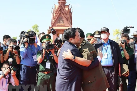 Thủ tướng Campuchia Samdech Techo Hun Sen đón Thủ tướng Phạm Minh Chính dự lễ kỷ niệm 45 năm Con đường tiến tới đánh đổ chế độ diệt chủng Pol Pot. (Ảnh: TTXVN)