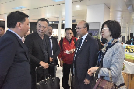 Đại sứ đặc mệnh toàn quyền Việt Nam tại Pháp Đinh Toàn Thắng và Đại sứ - Trưởng Phái đoàn thường trực Việt Nam bên cạnh UNESCO đón đoàn bóng đá nữ ở sân bay Charles de Gaulle.