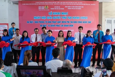 Các đại biểu cắt băng ra mắt Văn phòng tư vấn pháp luật miễn phí tại Khu Công nghệ cao.