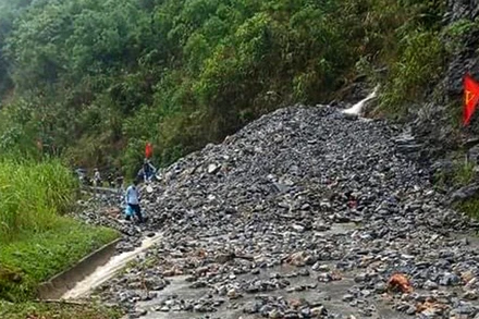 Sạt lở tại đèo Khau Lắc thị trấn Lăng Can, huyện Lâm Bình gây ách tắc giao thông.